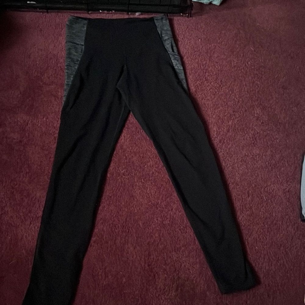 Black leggings with some gray on the sides